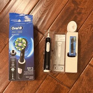 Oral-B Pro 1000 Electric Toothbrush - Black